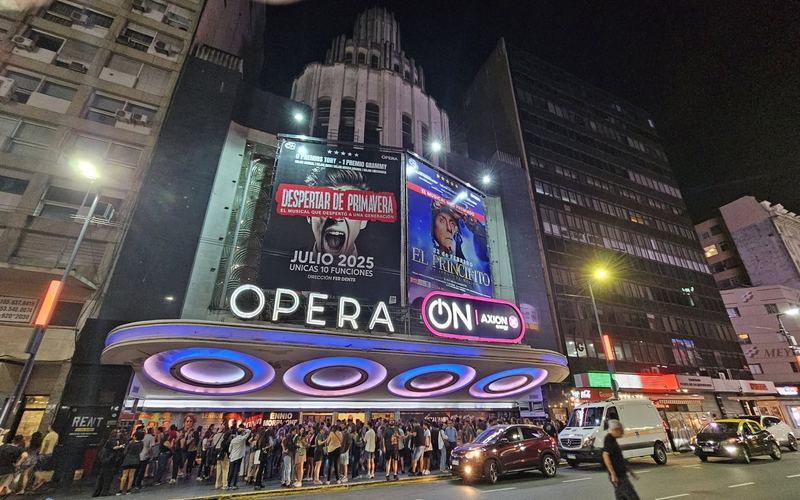 Marquesina del Teatro Ópera de Buenos Aires de noche